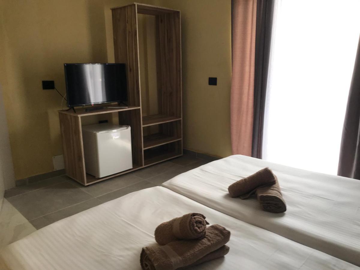 Te Bujtina Hotel- Cozy Stay With Traditional Breakfast Near Beach Golem  Exterior photo
