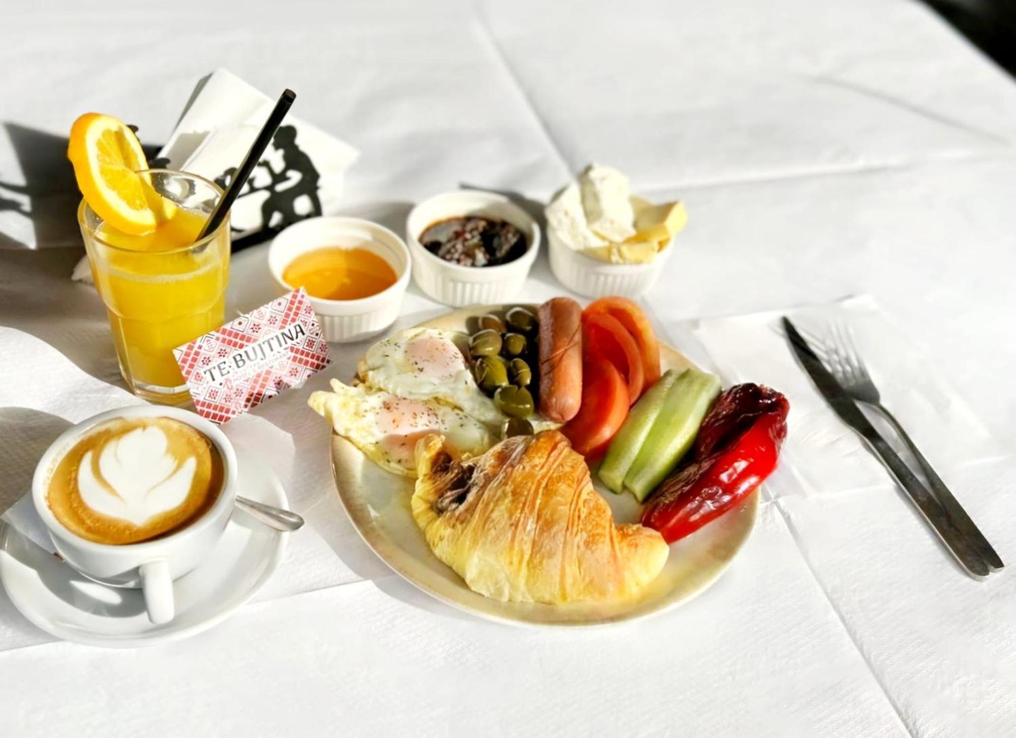 Te Bujtina Hotel- Cozy Stay With Traditional Breakfast Near Beach Golem  Exterior photo