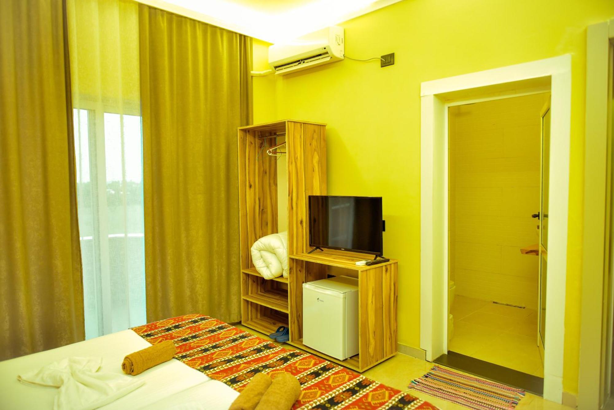 Te Bujtina Hotel- Cozy Stay With Traditional Breakfast Near Beach Golem  Exterior photo